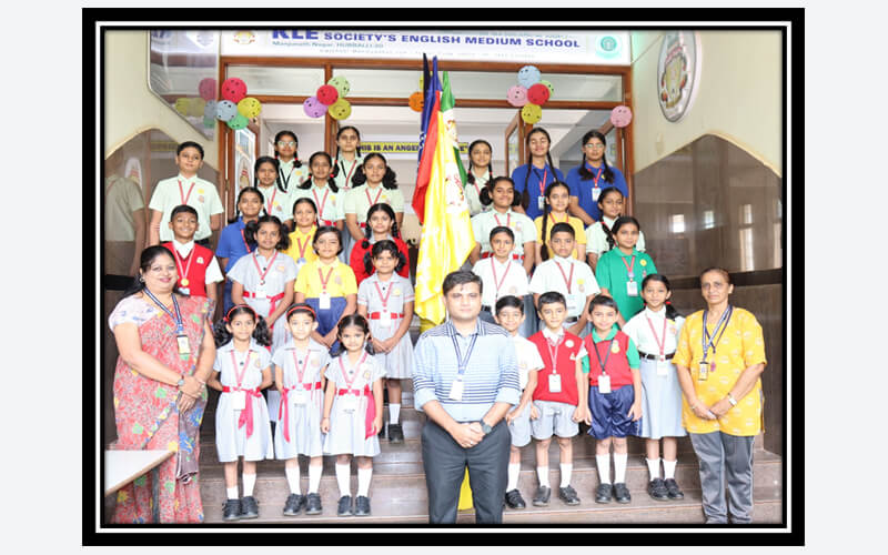  Honouring the students with the Best Attendance Badge